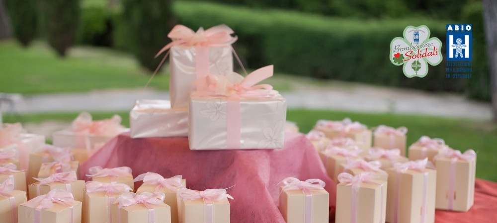 Bomboniere solidali rosa per evento all'aperto